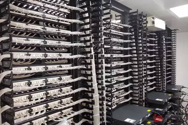 網(wǎng)絡(luò)工程機(jī)房機(jī)柜內(nèi)部理線與安裝設(shè)計(jì)規(guī)范